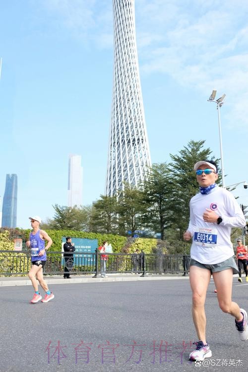 骑行拉萨的全运会笼式足球花甲志愿者